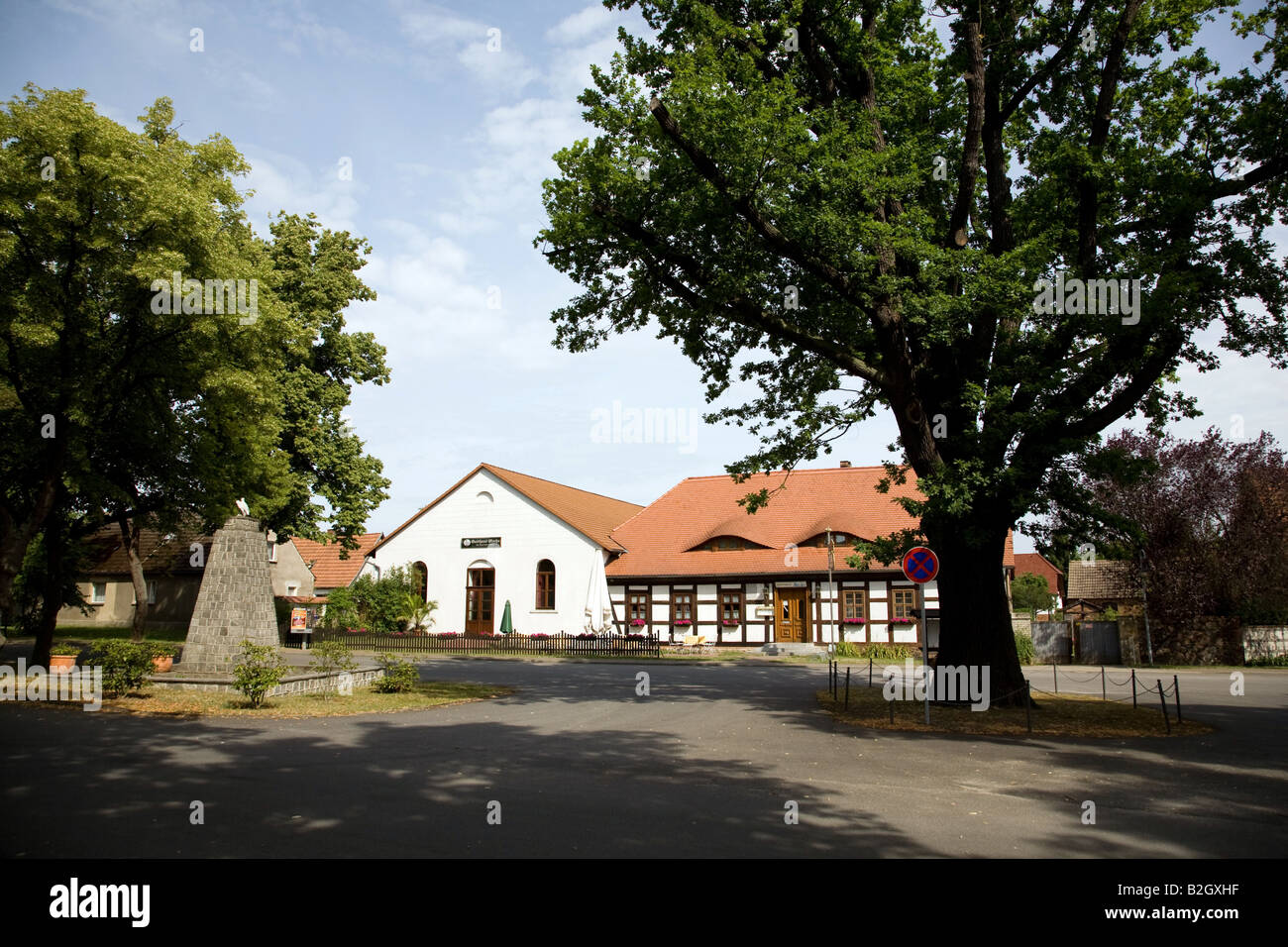 Il pub Gasthaus Mocho nel centro del villaggio Goyatz Foto Stock