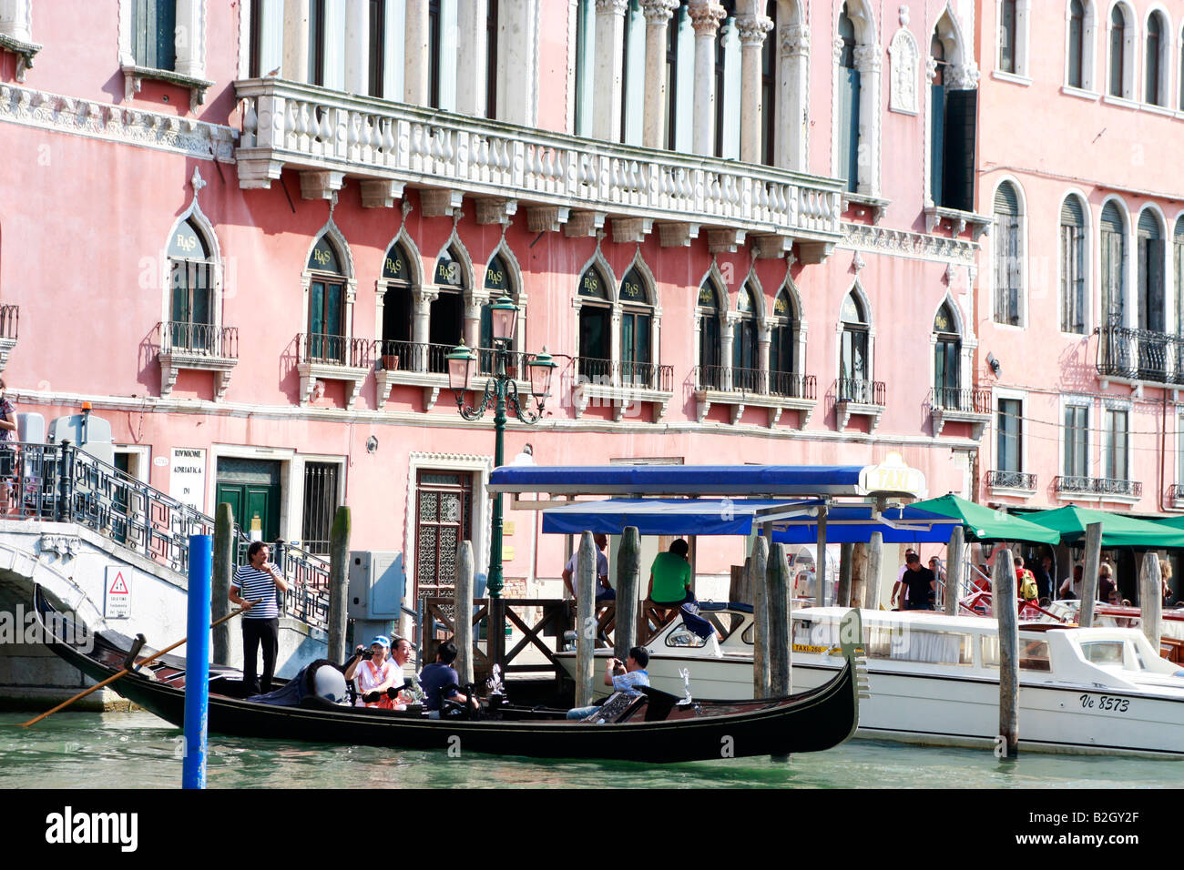 Turisti che si godono una gondola tour dei canali veneziani Foto Stock