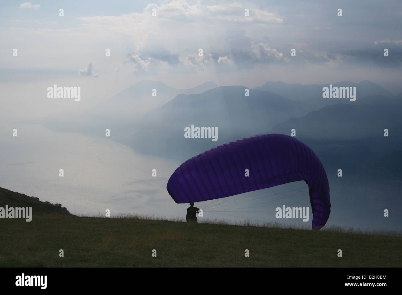 Parapendio su Malcesine, Lago di Garda, Italia Foto Stock