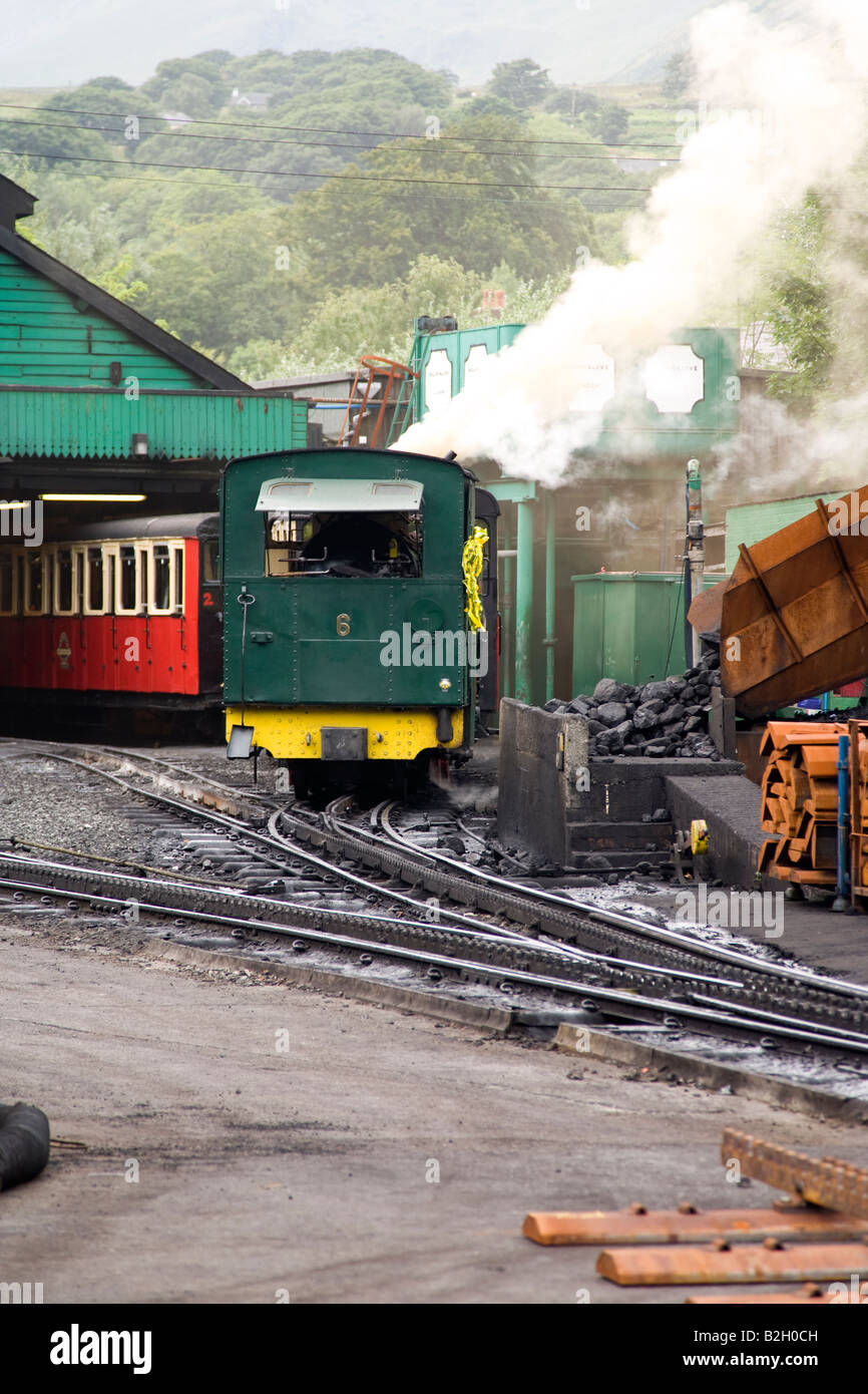 Treno a vapore su Snowdon Mountain railway Foto Stock