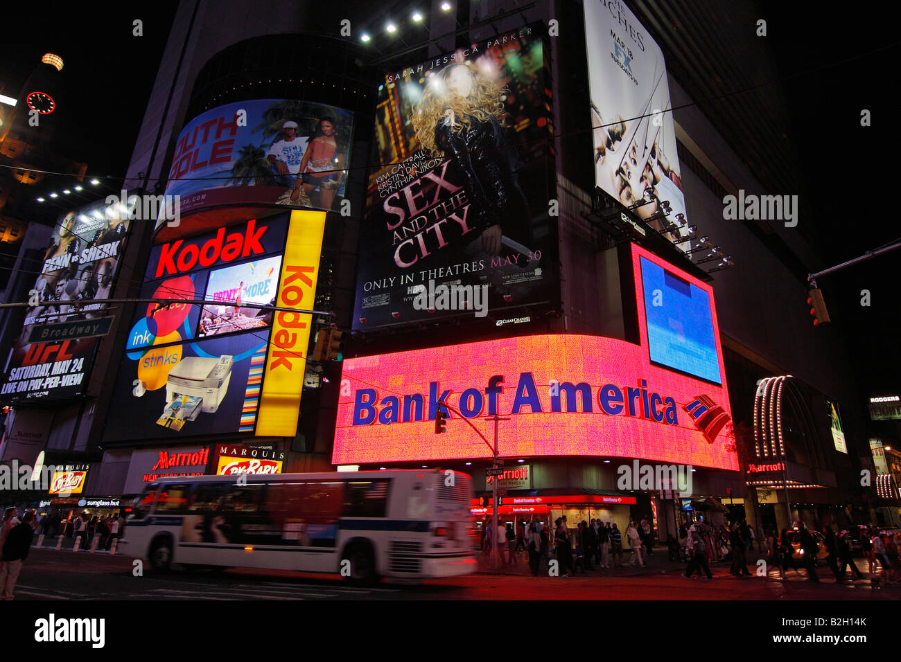 Times Square si illumina di notte - New York City, Stati Uniti d'America Foto Stock