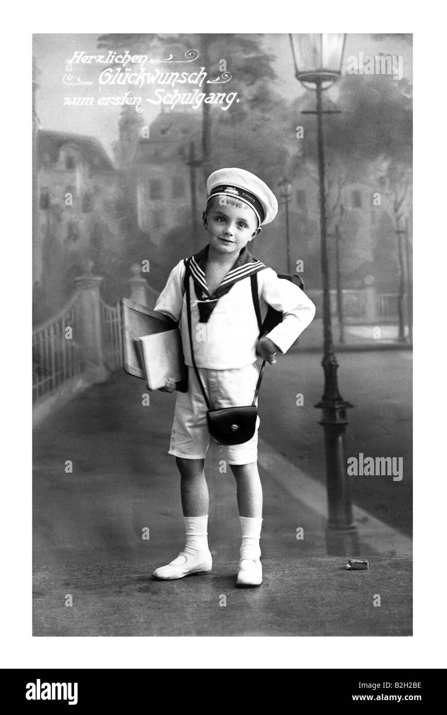 Cartolina motive carino piccolo ragazzo al suo primo giorno di scuola del XIX secolo in Germania Foto Stock