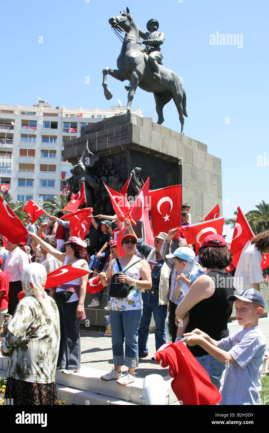 Persone che stanno marciando con bandiere turche in pro rally secolare di Izmir, Turchia 13 maggio 2007 Foto Stock