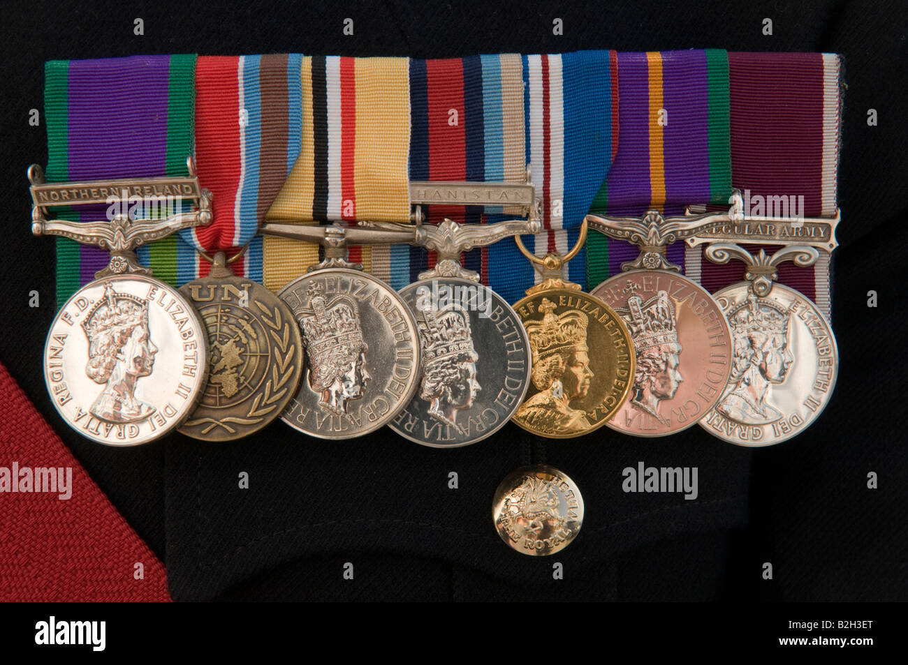 Fila di medaglie di servizio sui soldati uniforme del vestito - Irlanda del Nord, Afghanistan e Nazioni Unite tra gli altri Foto Stock