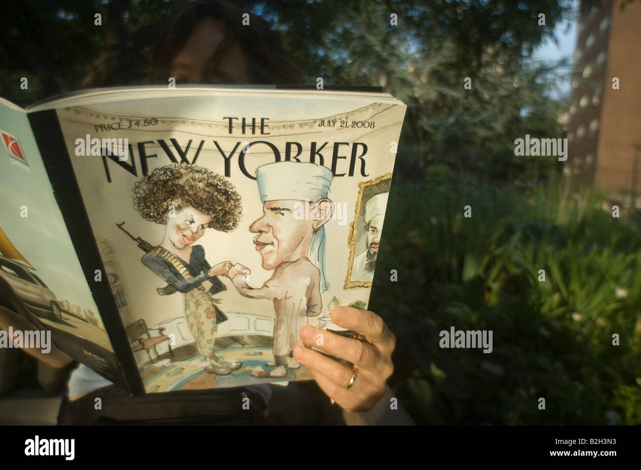 Una donna che legge il New Yorker Magazine con un illustrazione di copertina del Presidential speranza Barack Obama e Michelle Obama Foto Stock