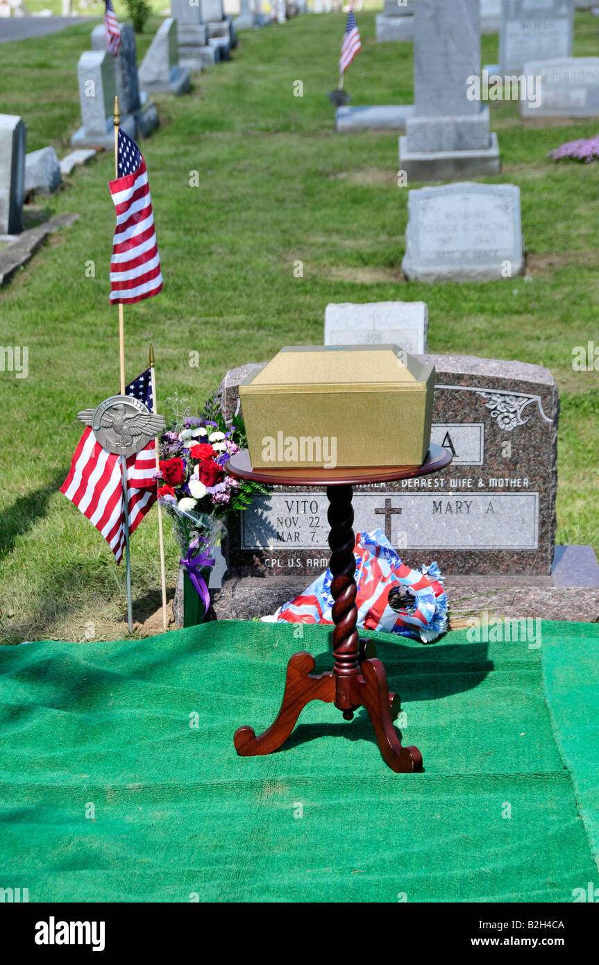 Le ceneri del defunto marito e padre prima della sepoltura in un cimitero Foto Stock