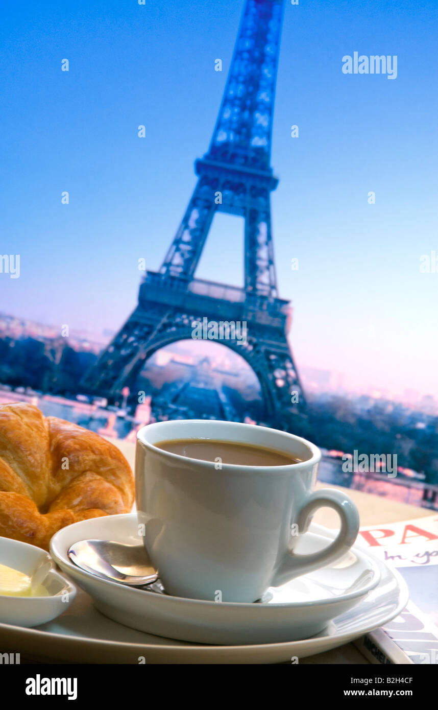 Parigina tipica colazione continentale del caffè, croissant e burro sul tavolo con la Torre Eiffel sullo sfondo Parigi Francia Foto Stock