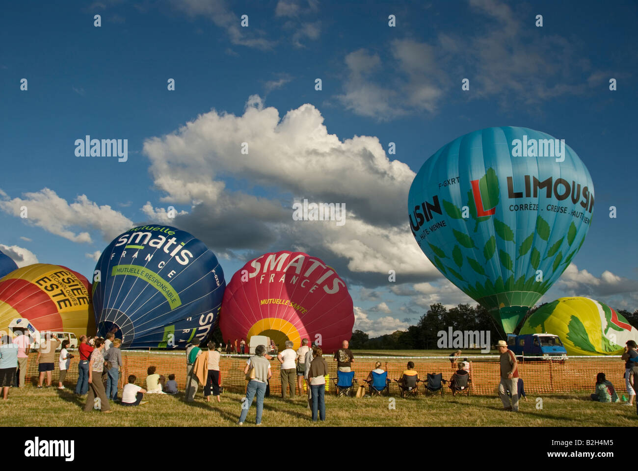 Stock photo aria calda ballons essendo gonfiato pronto per il loro volo eveing la foto è stata scattata a Estivol in Francia Foto Stock