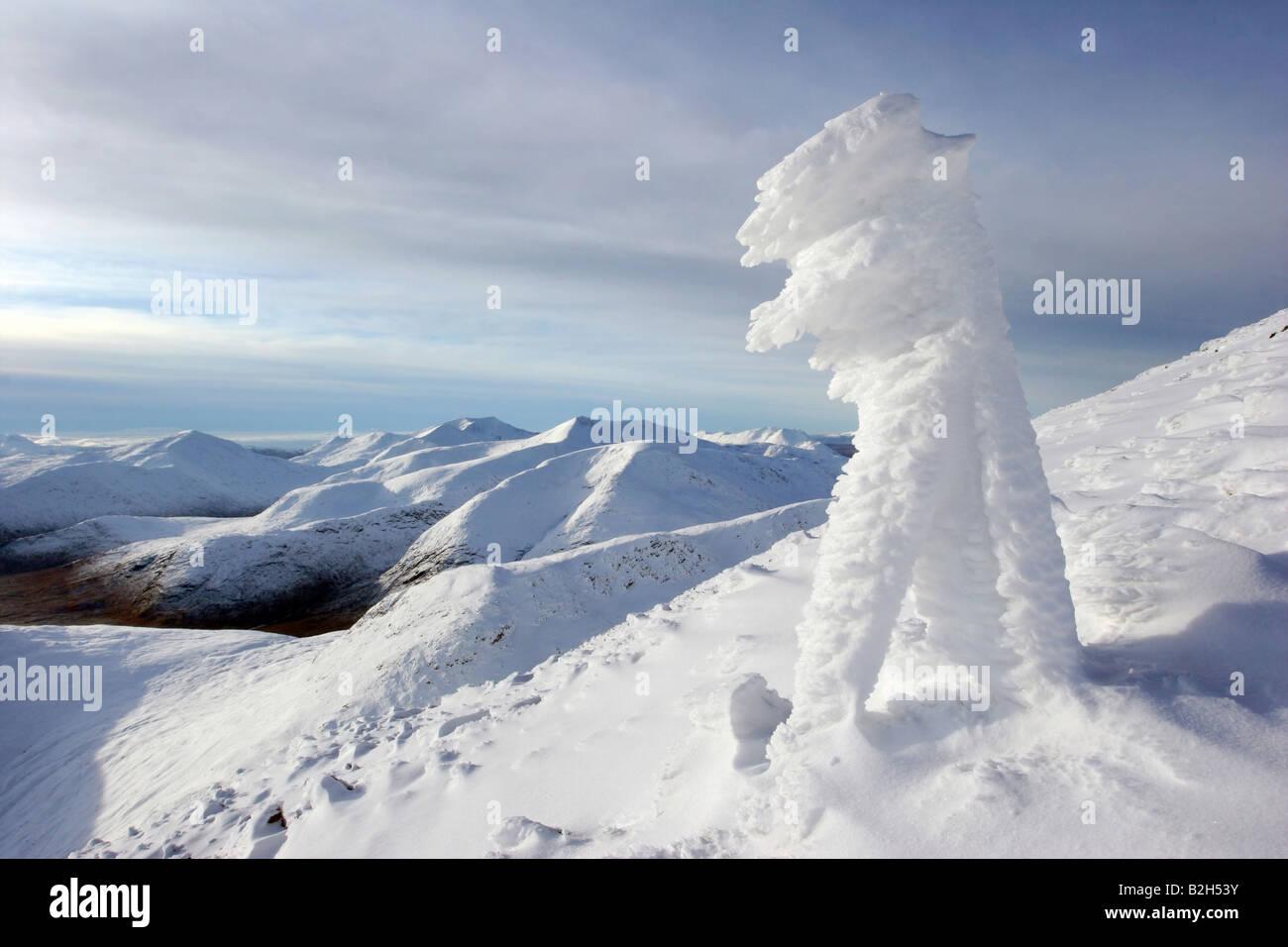 Un palo da recinzione trasformato in scultura witk Rime su ghiaccio Stob Ghabhar Foto Stock