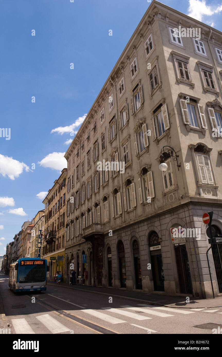 Un autobus si muove in basso lungo una strada a Trieste Italia Europa Foto Stock