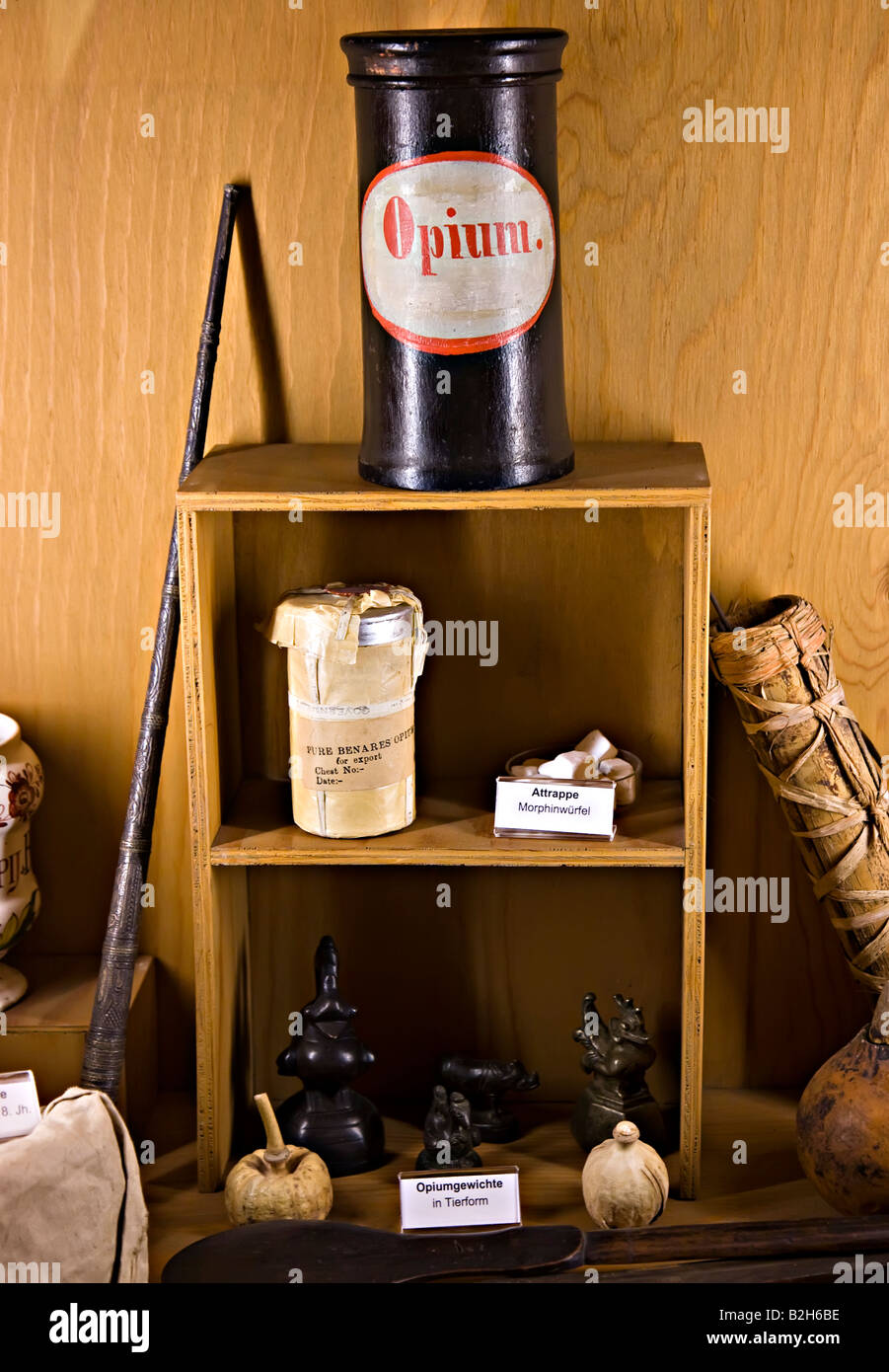 Display del museo di vecchi pacchetti di oppio e gli articoli realizzati a contrabbandare la resina Germania Foto Stock