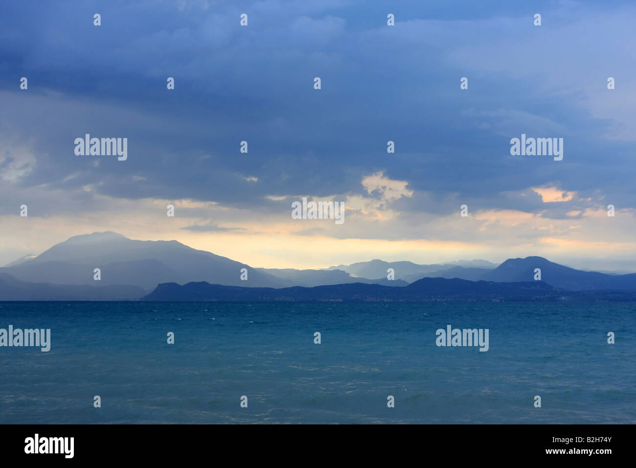 Drammatico paesaggio foto scattata da Sirmione sul Lago di Garda in italiano distretto dei laghi in Italia,fantastica tonalità blu Foto Stock