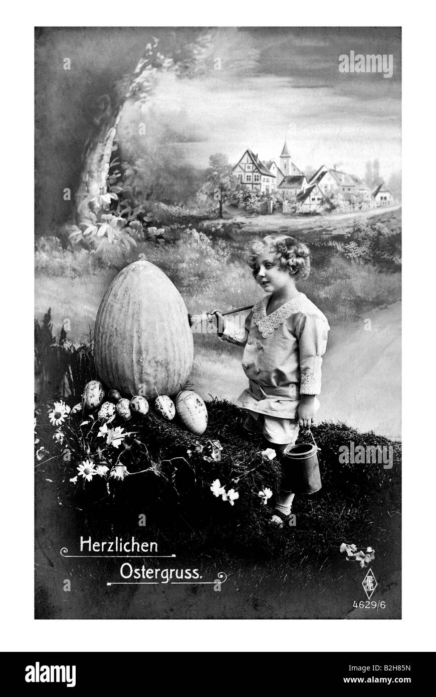Cartolina motive Kid pittura gigantesco uovo di pasqua del XIX secolo in Germania Foto Stock
