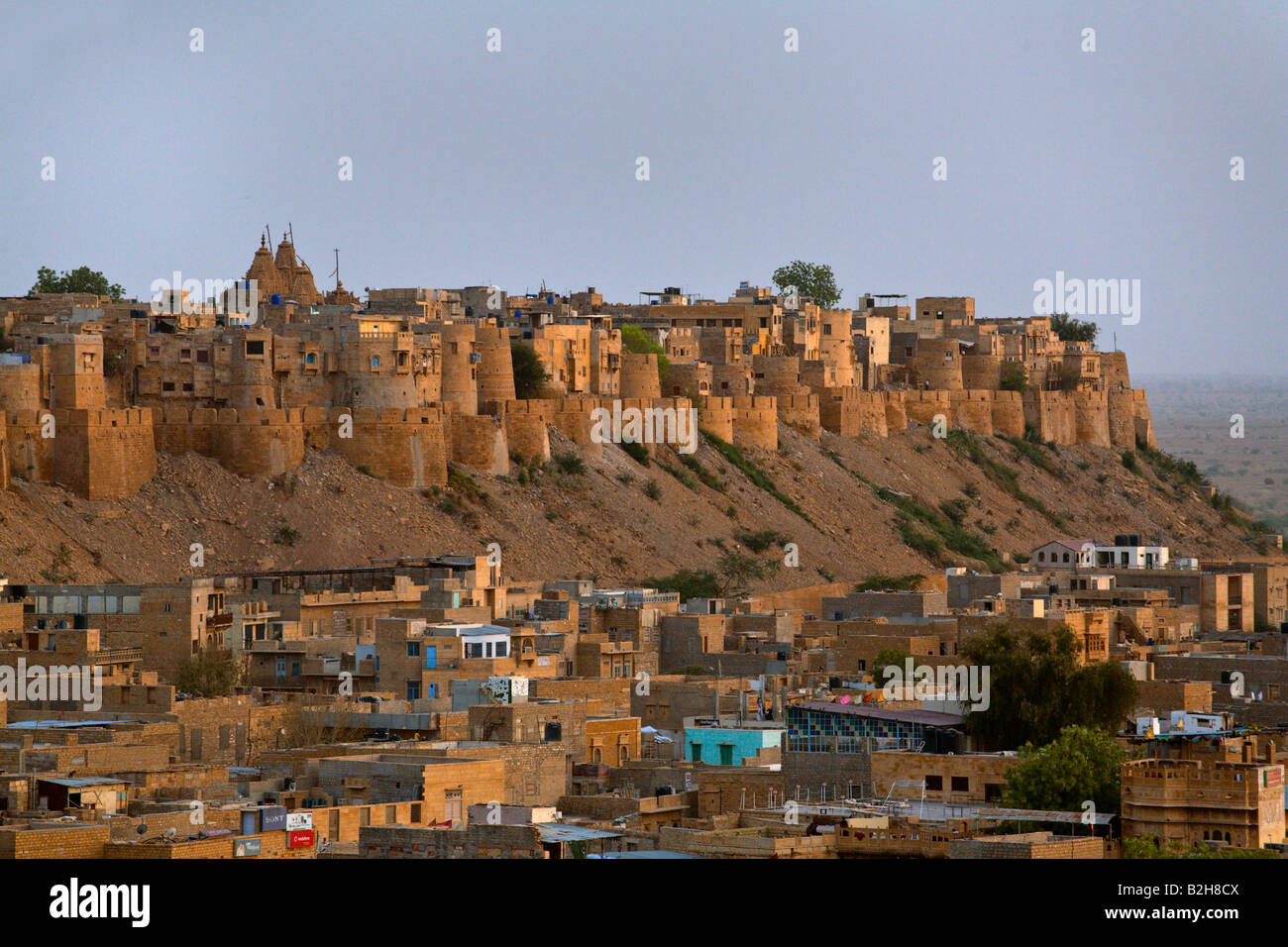 Il tramonto sulla città dorata di Jaisalmer con JAISALMER FORT e i suoi 99 bastioni che è stato costruito nel 1156 sulla collina di TRIKUTA RAJASTHAN Foto Stock