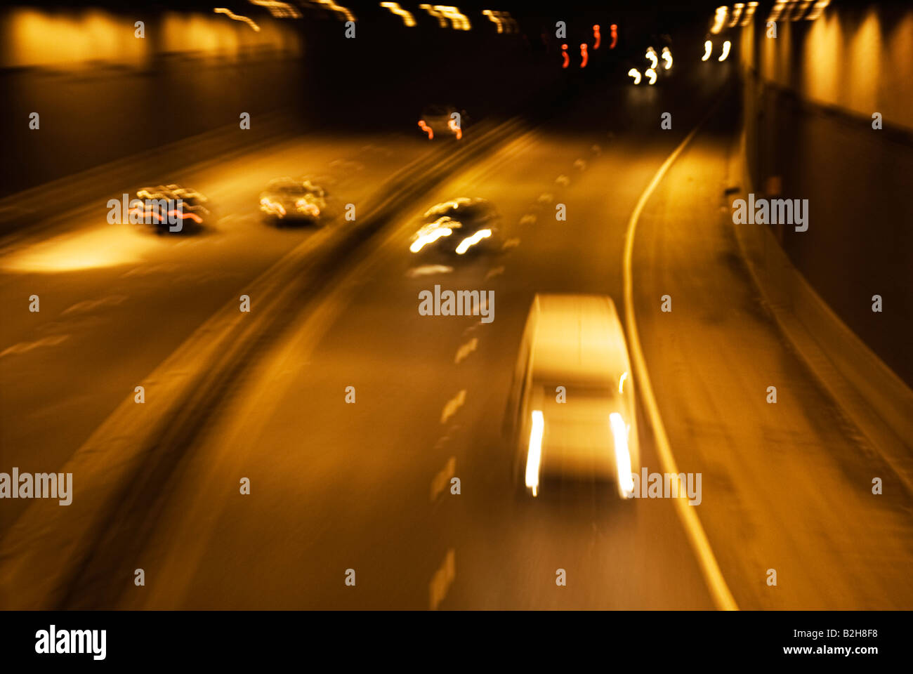 Accelerando il traffico lungo una strada a doppia carreggiata a Londra REGNO UNITO Foto Stock