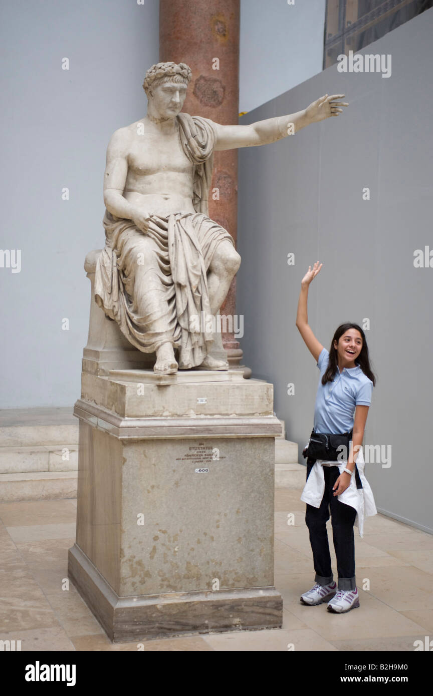 Tourist godendo la scultura al Pergamon Museum di Berlino Germania 2008 Foto Stock