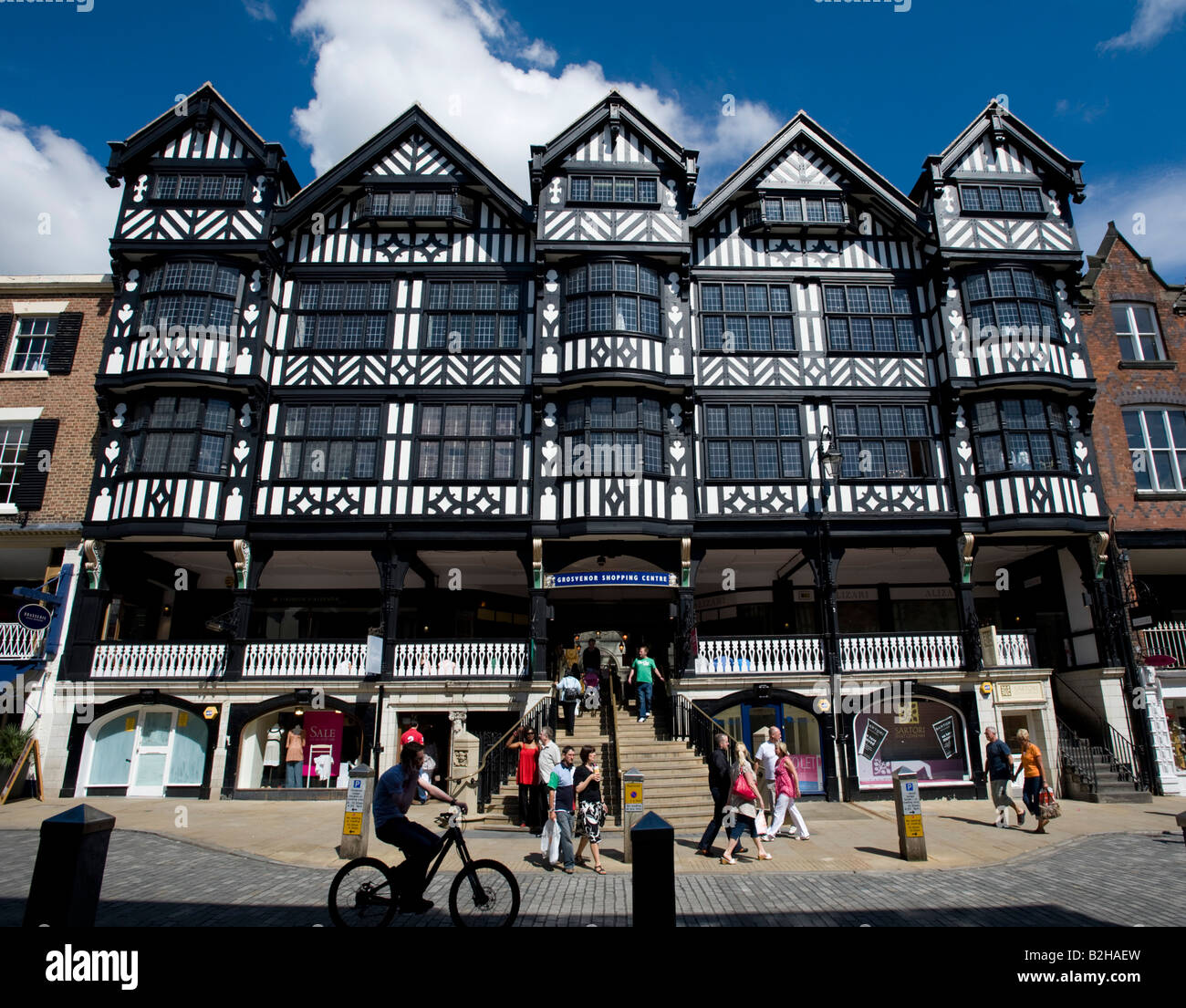 Vista esterna del moderno centro commerciale all'interno storico edificio con travi di legno in centro di Chester nel Cheshire England 2008 Foto Stock