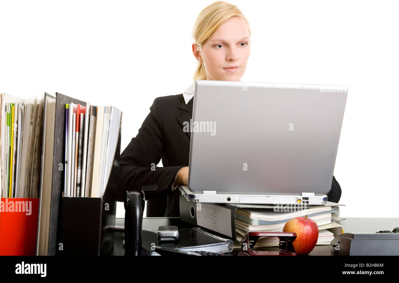 Assistente ufficio segreteria lavoro lavoro impiegatizio laptop notebook pc computer workplace donna concentrazione focalizzata Foto Stock