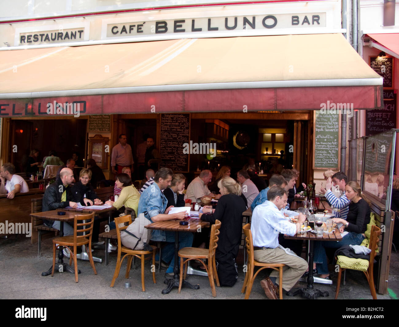 Ristorante affollato di sera su strada nel quartiere bohemien di Prenzlauer Berg di Berlino Germania 2008 Foto Stock