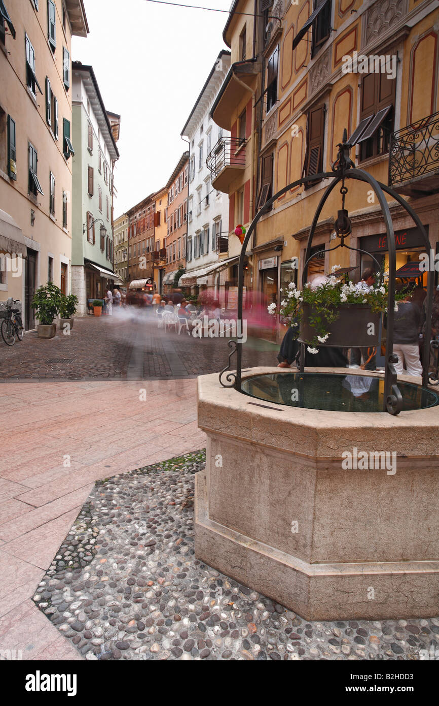 Piazza del villaggio storico quartiere riva del Lago di Garda Trentino Italia piccola città pittoresca place piazza al centro civico fontaine Foto Stock
