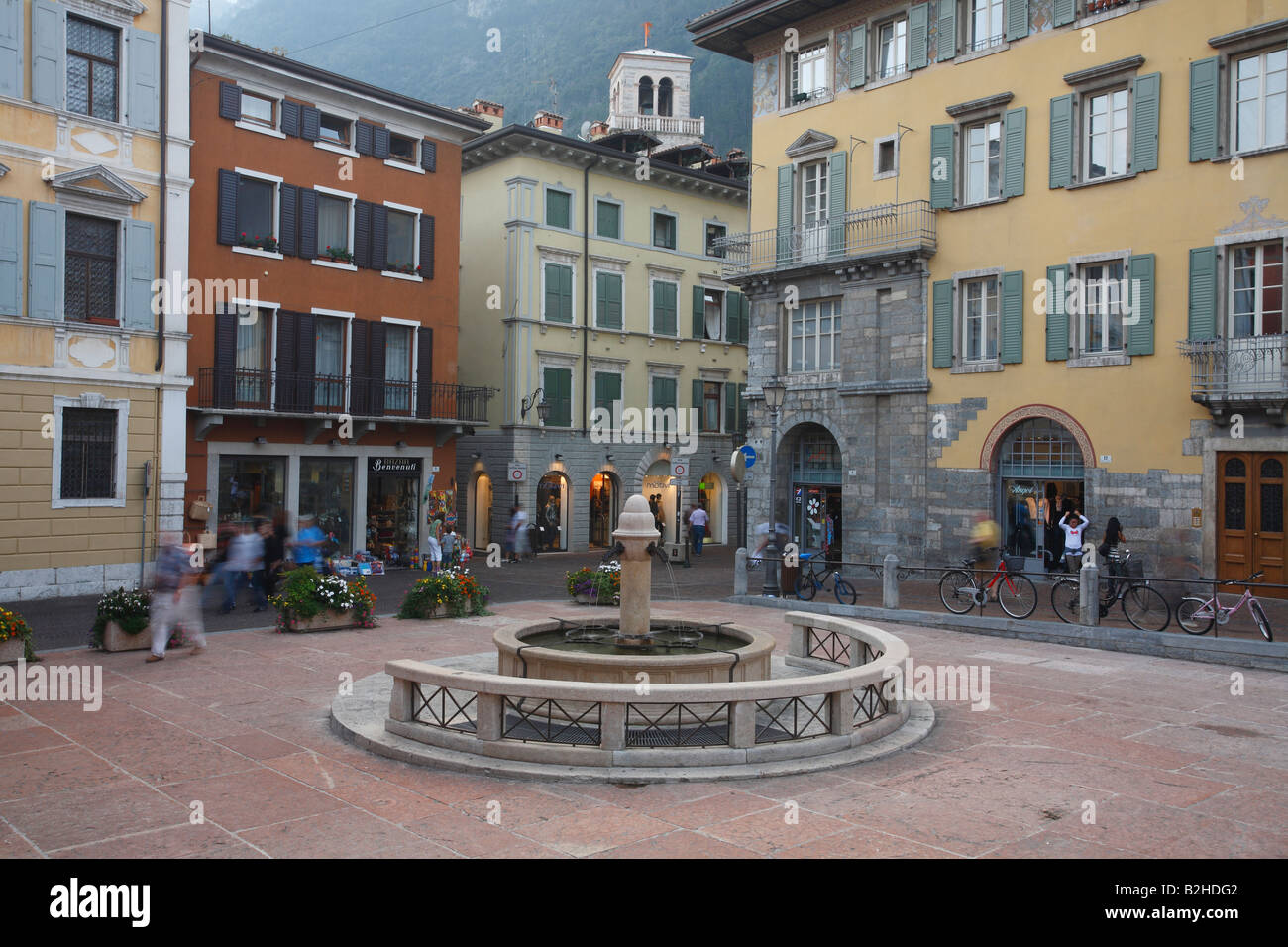 Piazza Fontana lane alleway riva del Lago di Garda Trentino Italia piccola città pittoresca plaza luogo piazza Foto Stock