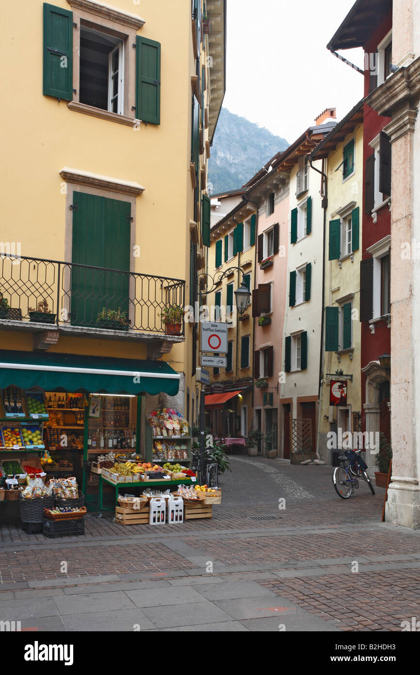 Lane alleway riva del Lago di Garda Trentino Italia piccola città pittoresca plaza luogo piazza Foto Stock