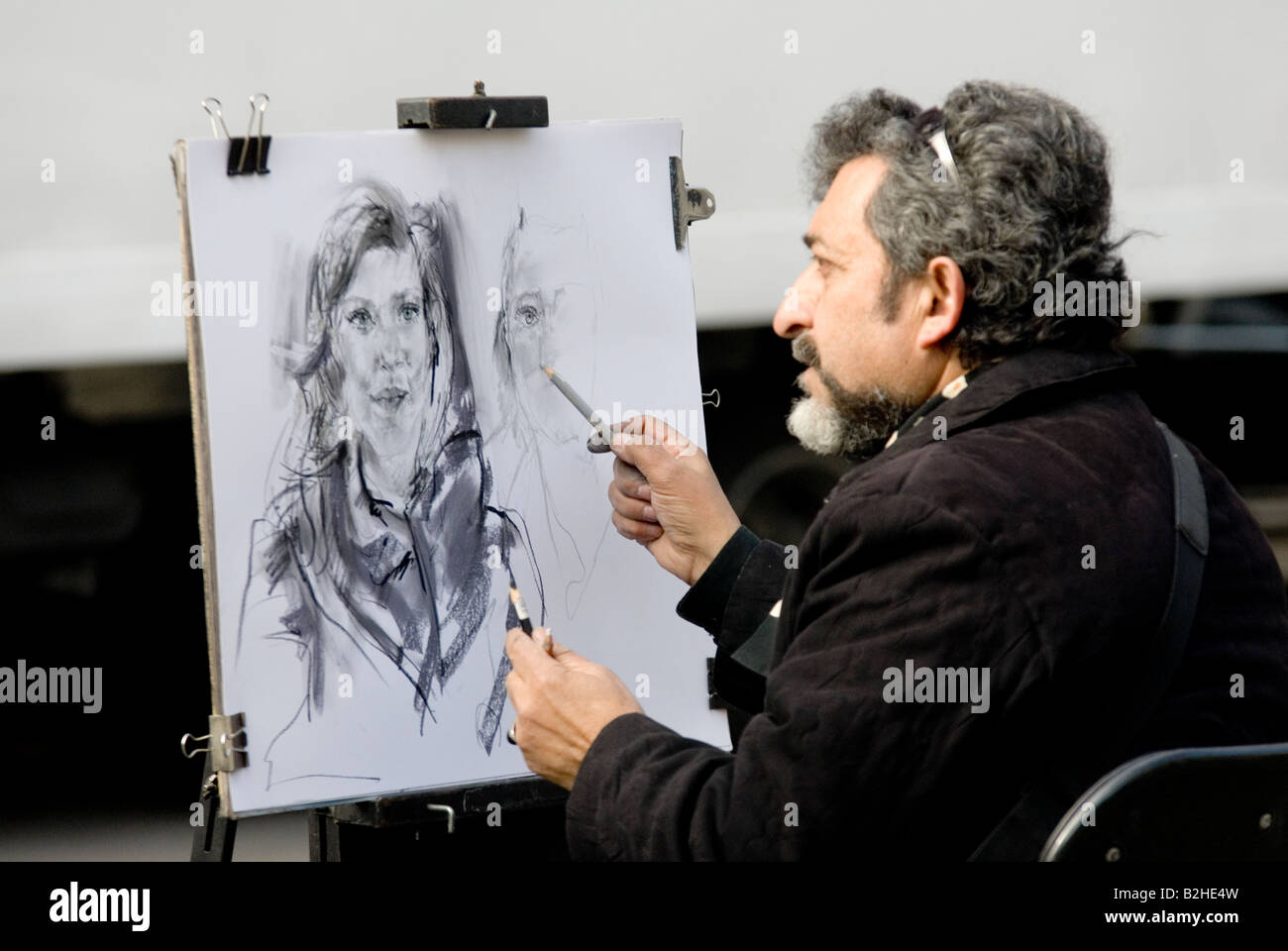 L'uomo fare la caricatura di una donna in Barcellona Foto Stock