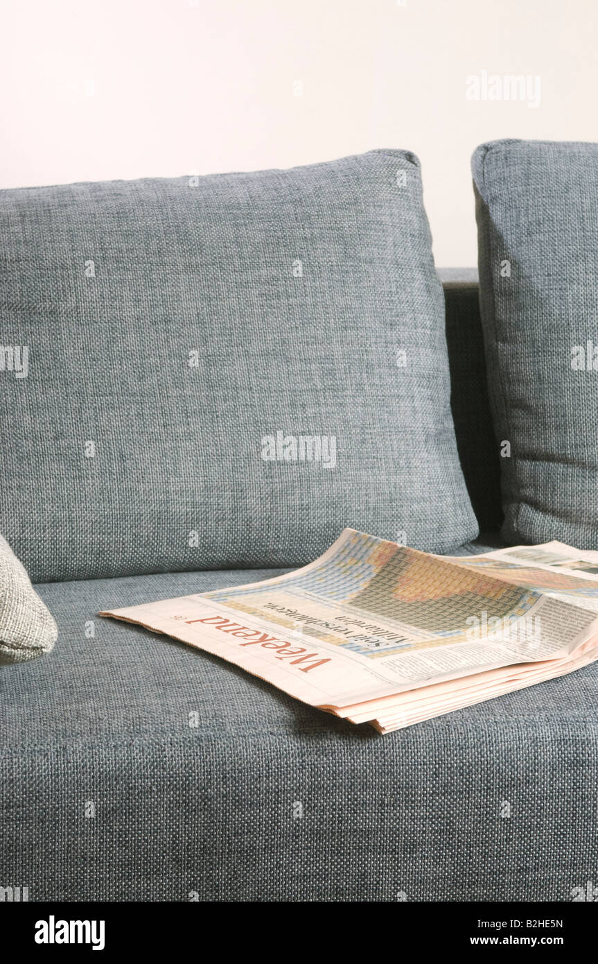 Carta business sdraiato sul divano vuoto Foto Stock