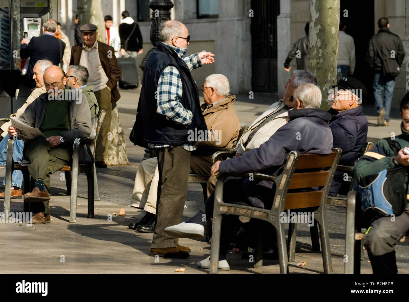 Las Ramblas vecchio la gente parlare in sedie a Barcellona Spagna Foto Stock