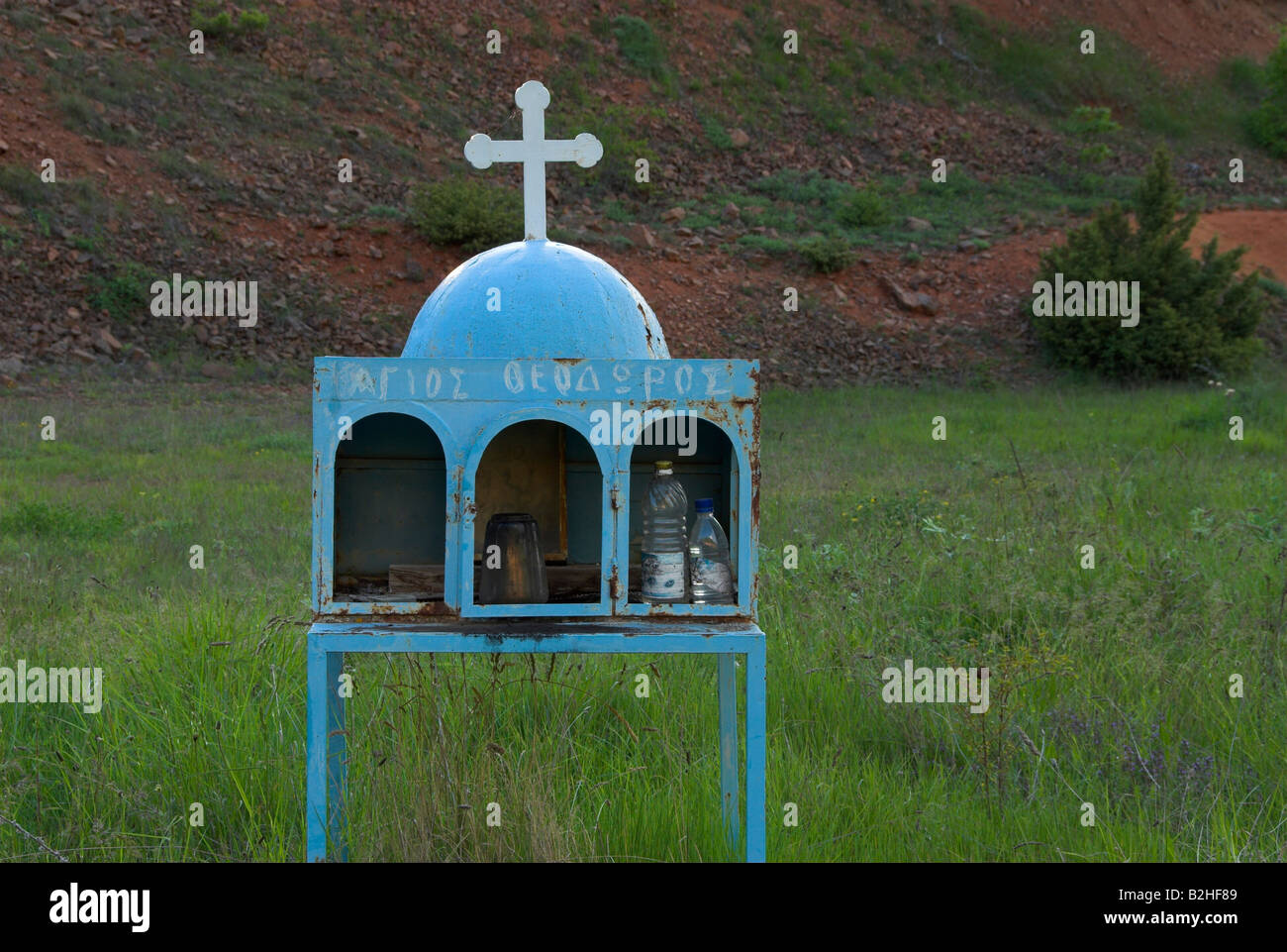 Tabella religione strada altare religioso am Straßenrand mit Heligenbildern Foto Stock