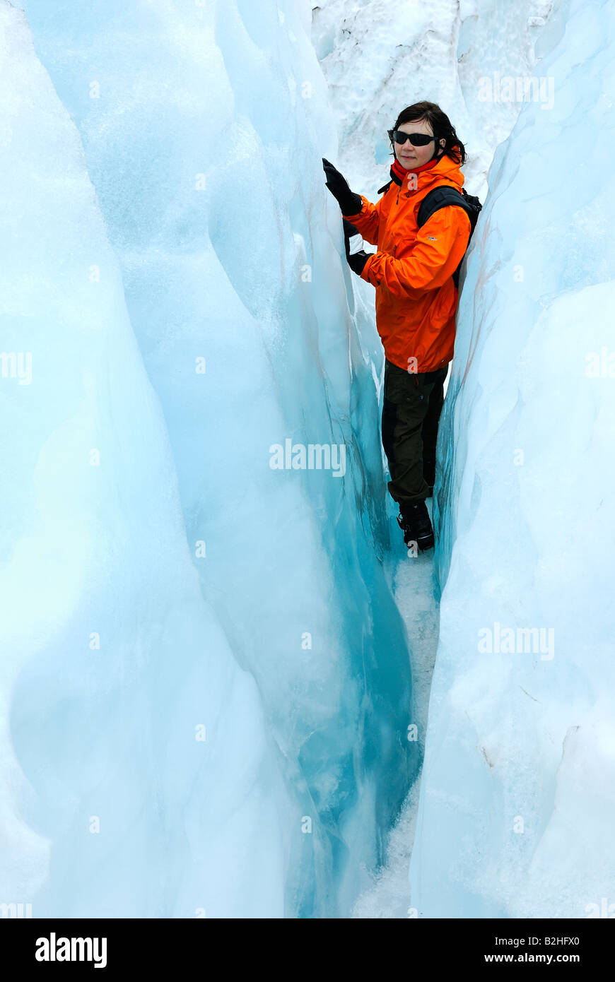 Il ghiaccio girovagando wanderer crepaccio bocchetta a lancia di ghiaccio del ghiacciaio Franz Josef NP Westland National Park a sud ovest della Nuova Zelanda paesaggio di ghiaccio Foto Stock