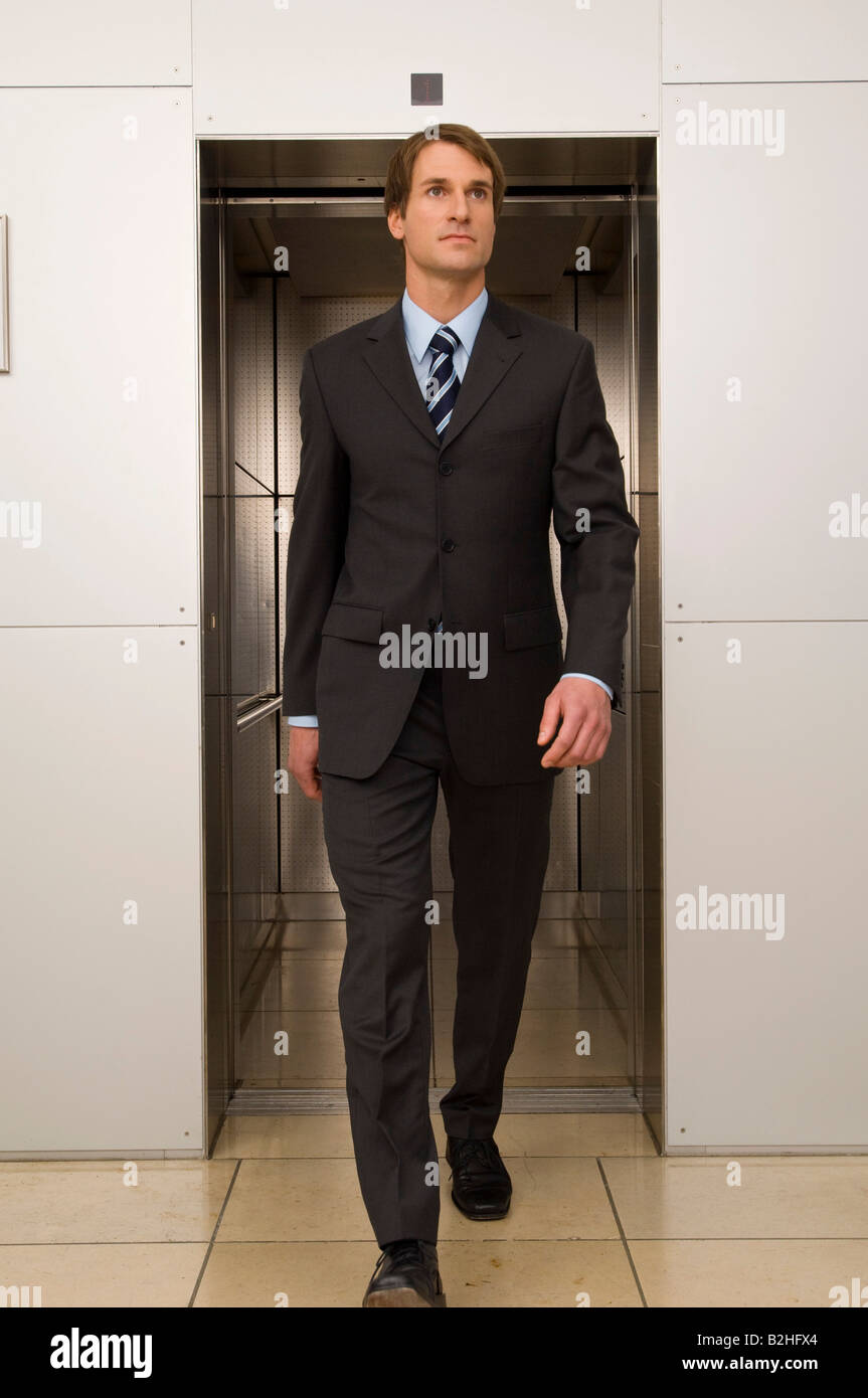 Giovane imprenditore lasciando ascensore Foto Stock