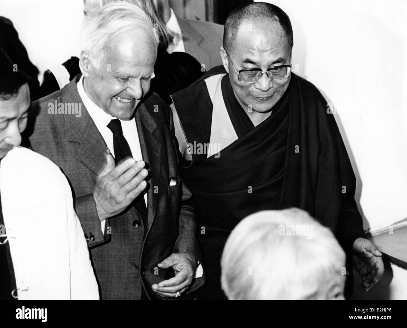 Dalai lama 14th (Tenzin Gyatso), * 6.7.1935, lama tibetana e politico, a metà lunghezza, con Carl Friedrich von Weizsäcker, al congresso "Raum und Zeit", (spazio e Tempo), Hotel Eibsee, Grainau, Germania, 8.5.1986, Foto Stock