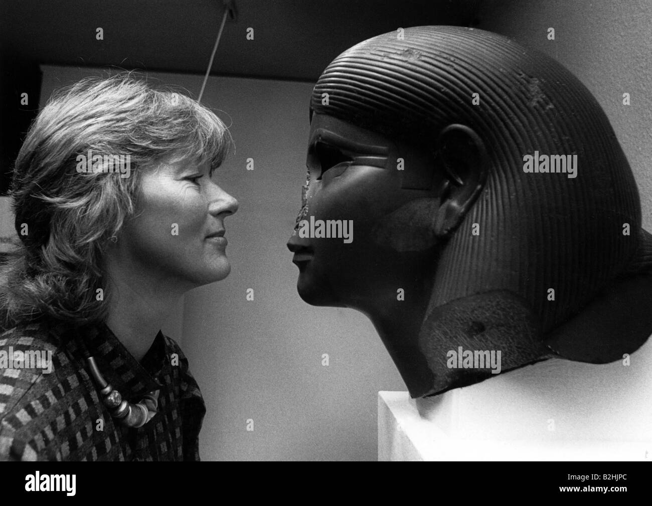 Belle arti, Egitto, busto di Nofret, profilo, con visitatore, museo egizio, 1980s, Foto Stock
