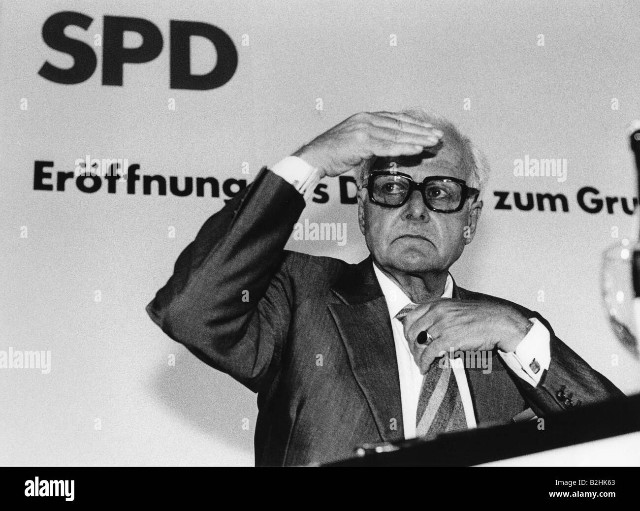 Weizsäcker, Carl Friedrich von, 28.6.1912 - 28.4.2007, scienziato tedesco (fisica) e filosofo, a metà lunghezza, in occasione di eventi, Dialog zu Grundsatzprogramm der SPD, (Dialog on SPD partito manifesto), Künstlerhaus am Lenbachplatz, Monaco di Baviera, 18.9.1987, Foto Stock