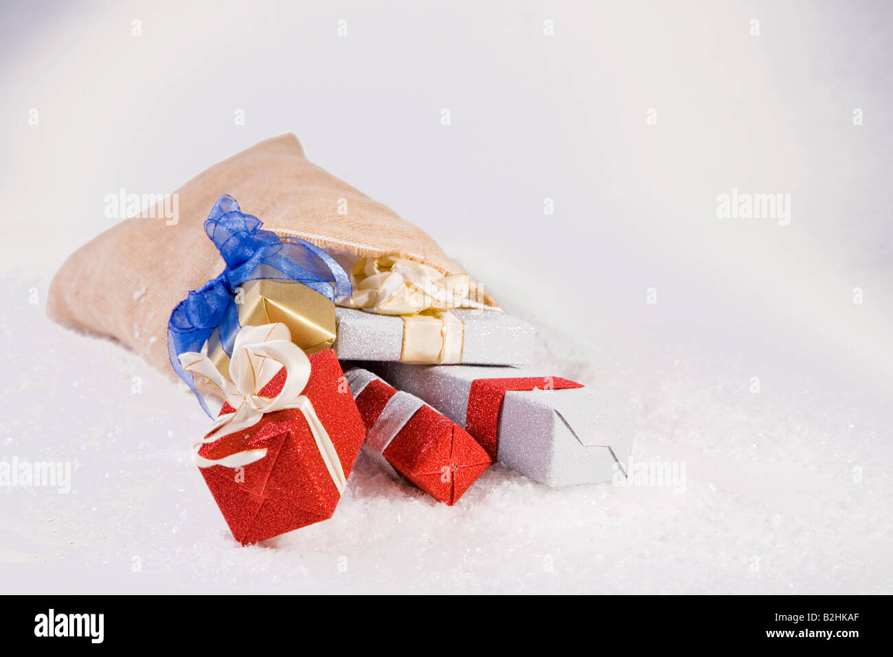 Regali di natale riversando fuori del sacco Foto Stock