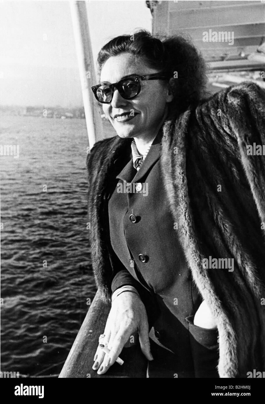 Leander, Zarah, 15.3.1907 - 23.6.1981, attrice e cantante svedese, a metà lunghezza, abord di 'Dressalam', Amburgo, gennaio 1949, Foto Stock