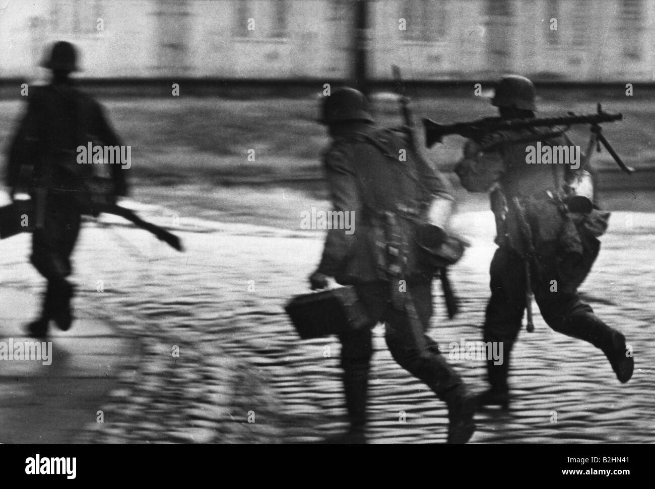 Eventi, Seconda guerra mondiale / seconda guerra mondiale, Russia 1941, mitragliatrici tedesche avanzando in una città, 1941, Foto Stock