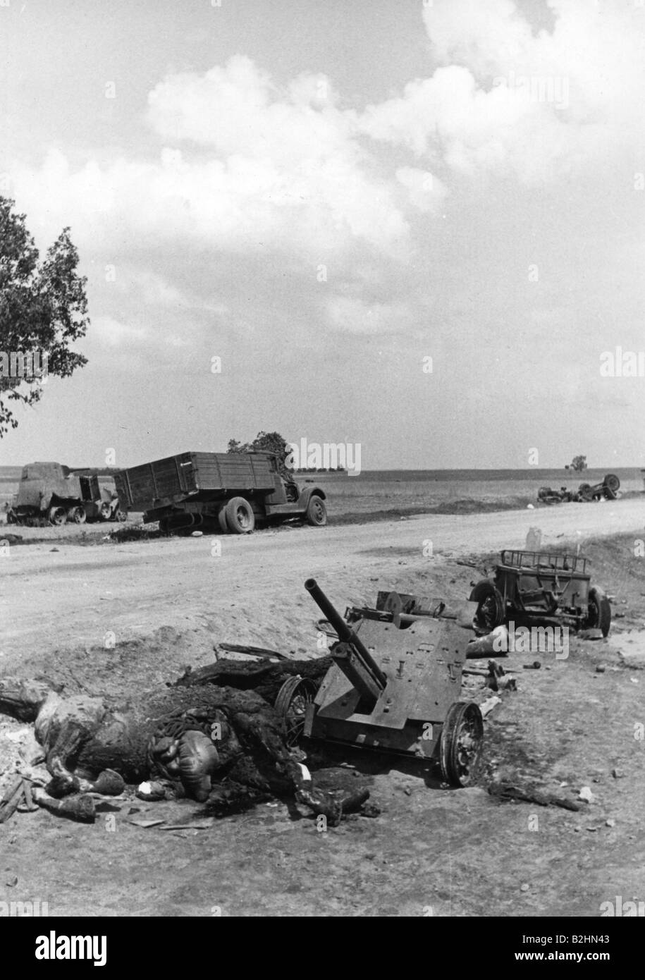 Eventi, Seconda guerra mondiale / seconda guerra mondiale, Russia 1941, distrutto materiale bellico sovietico dopo un raid aereo tedesco tra Bialystok e Vaukavysk, luglio 1941, carcassa di cavallo accanto a un distrutto 4,5 cm a pistola, Foto Stock