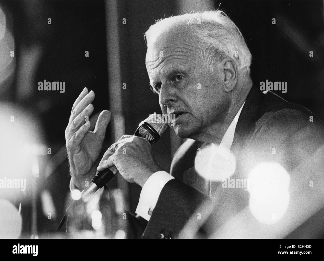 Weizsäcker, Carl Friedrich von, 28.6.1912 - 28.4.2007, scienziato tedesco (fisica) e filosofo, a metà lunghezza, in occasione di eventi, Dialog zu Grundsatzprogramm der SPD, (Dialog on SPD partito manifesto), Künstlerhaus am Lenbachplatz, Monaco di Baviera, 18.9.1987, Foto Stock