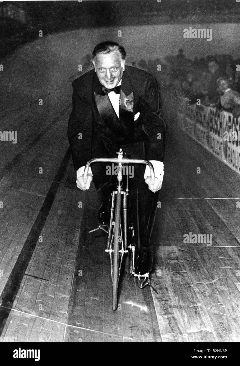 Albers, Hans, 22.9.1891 - 24.7.1960, attore tedesco, a lunghezza piena, seduto sulla bici da corsa, sei giorni di gara, Francoforte, Germania, 1951, Foto Stock