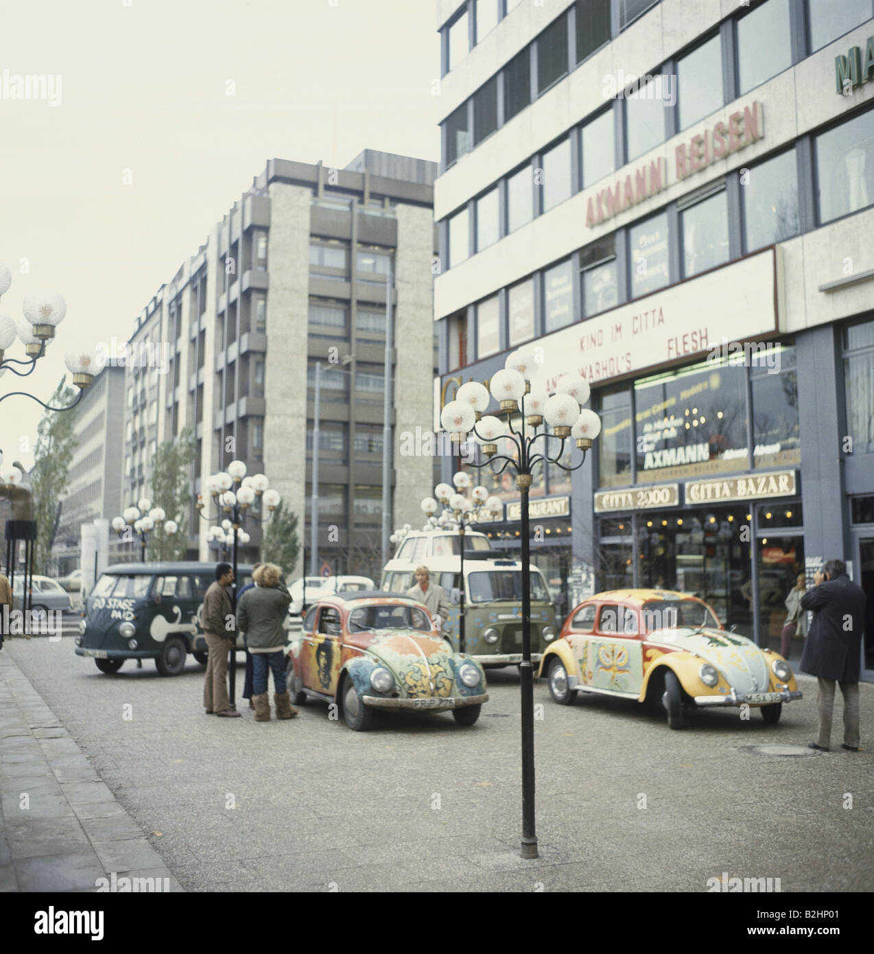 Geografia/viaggio, Germania, Monaco di Baviera, Leopoldstrasse, dipinse Volkswagen 'Beatles' di fronte alla 'Città 2000', circa 1970, Foto Stock
