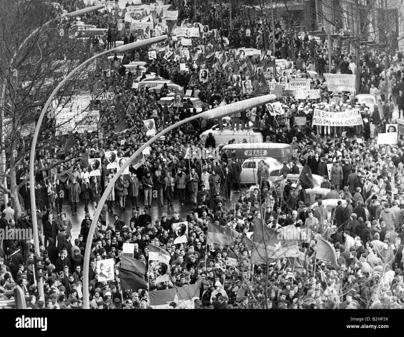 Geografia/viaggio, Germania, politica, dimostrazioni, dimostrazione su Kurfürstendamm, Conferenza internazionale del Vietnam, Berlino, 18.2.1968, Foto Stock