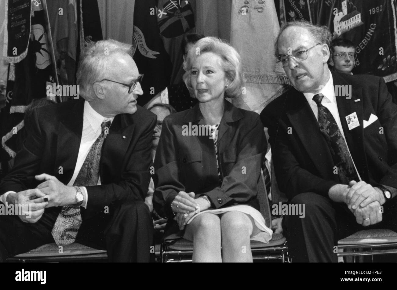 Stoiber, Edmund, * 28.9.1941, politico tedesco (CSU), ministro della Baviera dal 28.5.1993, con la moglie Karin e Franz Neubauer, 44th giorno tedesco di Sudeten, Norimberga, 30.5.1993, Foto Stock