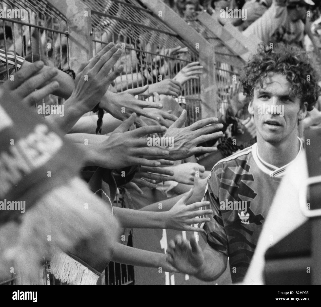 Kurz, Marco, * 16.5.1969, atleta tedesco (calcio), mezza lunghezza, saluto fan della 1st FC Norimberga, primi 1990s, Foto Stock