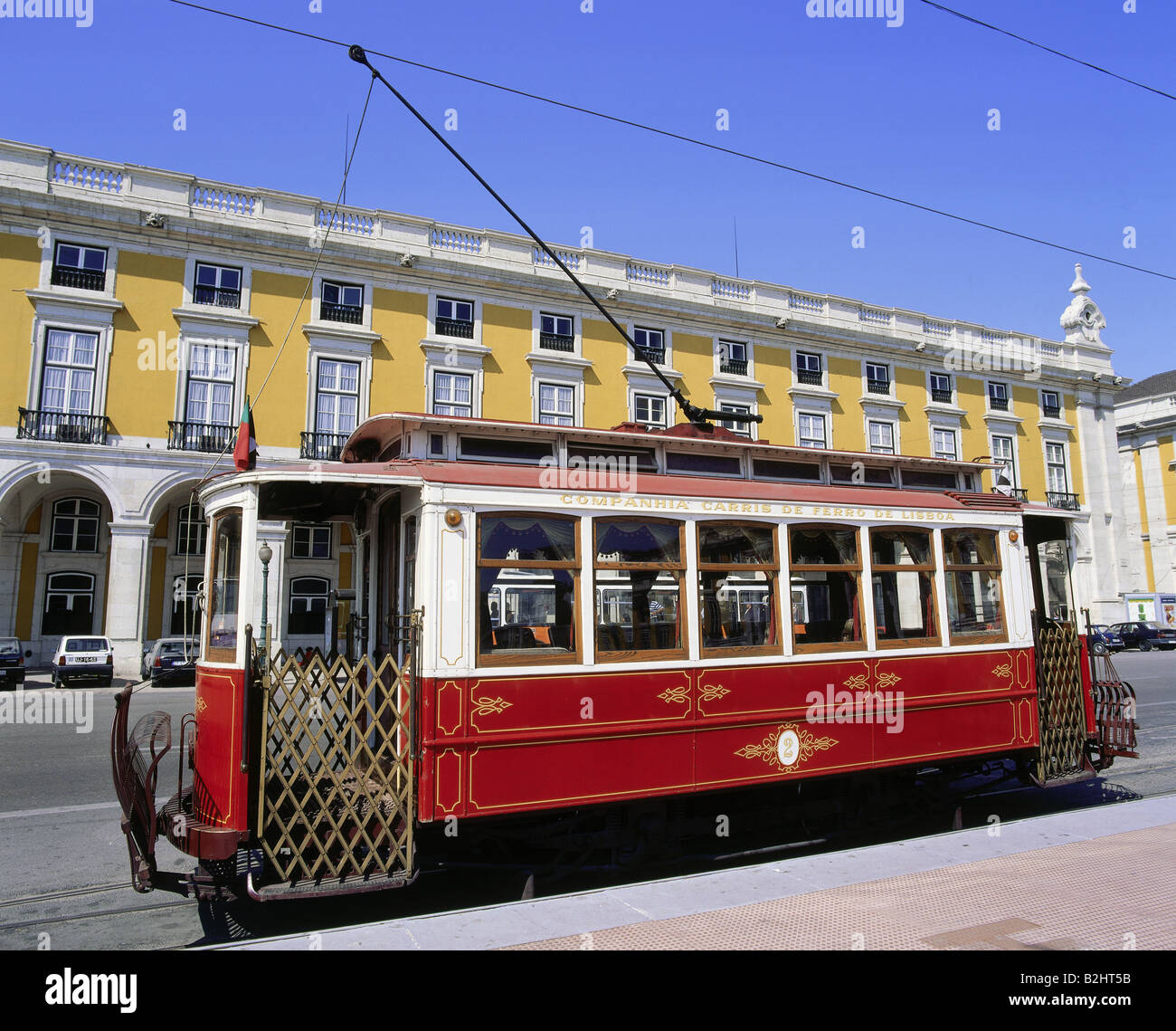 Geografia / viaggi, Portogallo, Lisbona, traffico, antico quartiere Baixa, tram di fronte al Ministerio, edificio, architettura, Foto Stock