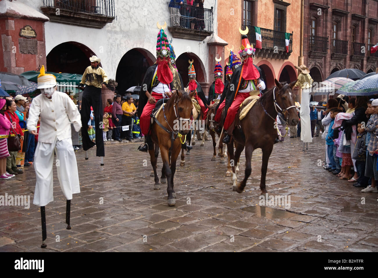 Trampolieri e cavalieri corse AL FESTIVAL DE SAN MIGUEL ARCANGELO PARADE di San Miguel De Allende MESSICO Foto Stock