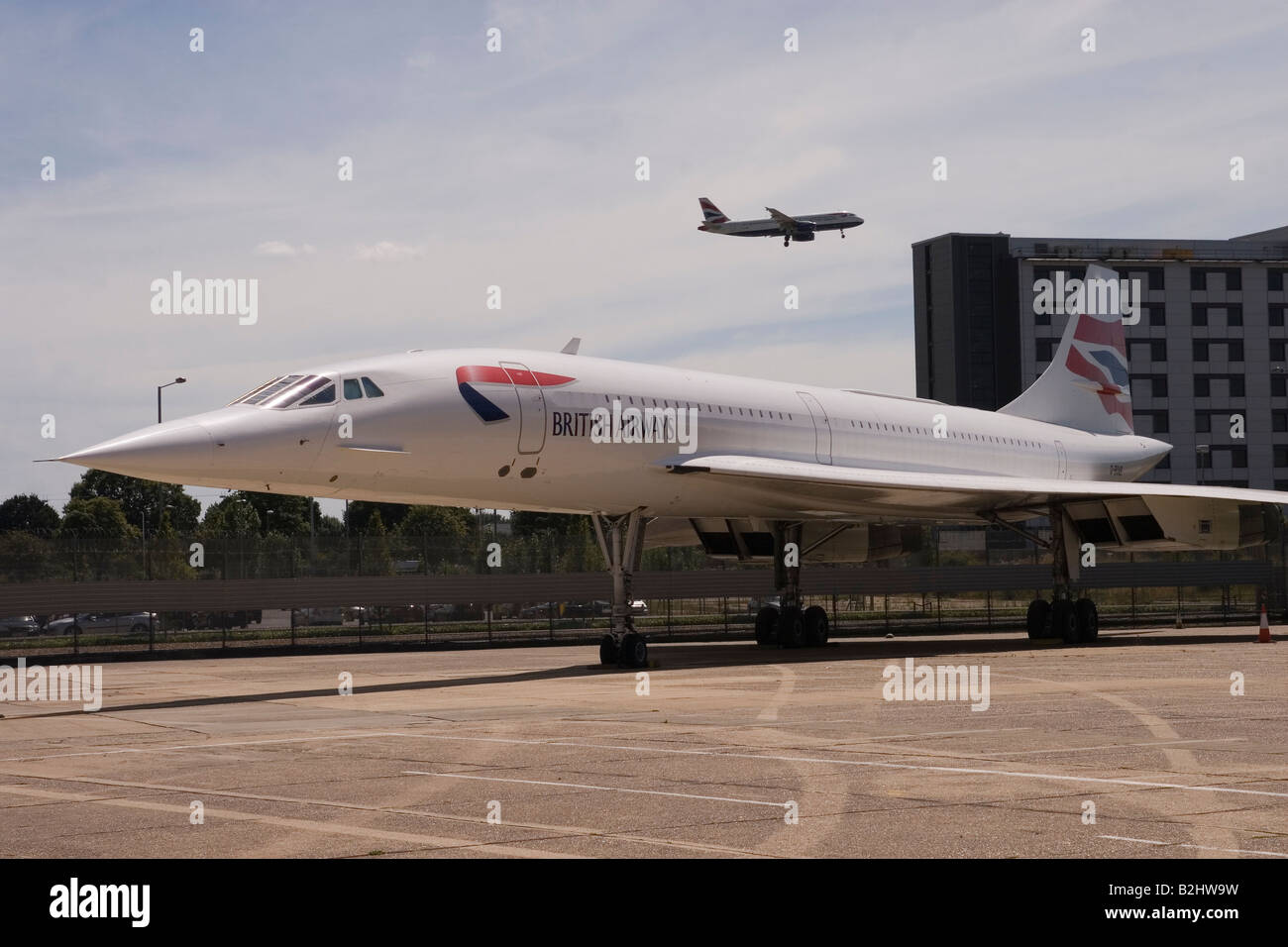 British Airways Concorde all'aeroporto di Heathrow con aereo BA che vola in alto Foto Stock