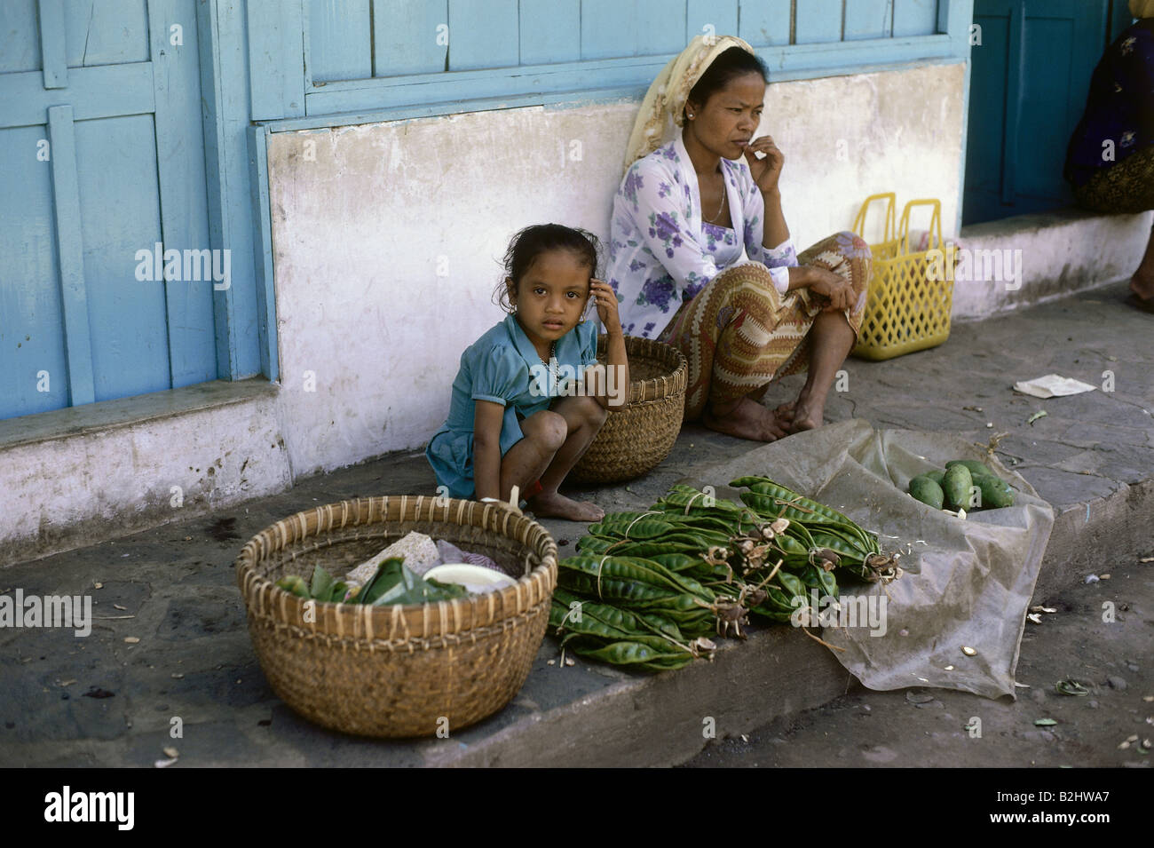 Geografia / viaggio, Indonesia, Java, commercio, madre e figlia che vendono verdure di fronte alla loro casa, bambino, , Foto Stock