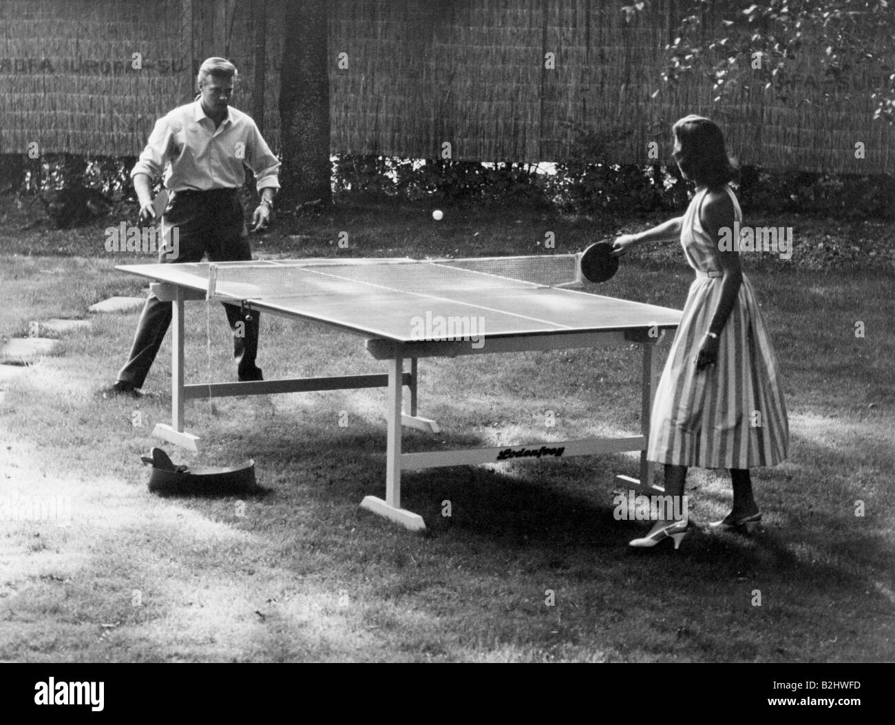 Böhm, Karlheinz, 16.3.1928 - 29.5.2014, attore austriaco, a mezza lunghezza, con la prima moglie Elisabeth Zonewa, lago di Lugano, homeory, 1958, Foto Stock